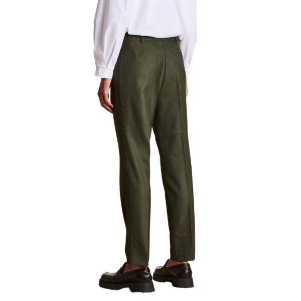 Pantalón de mujer verde musgo, corte recto, visto desde atrás
