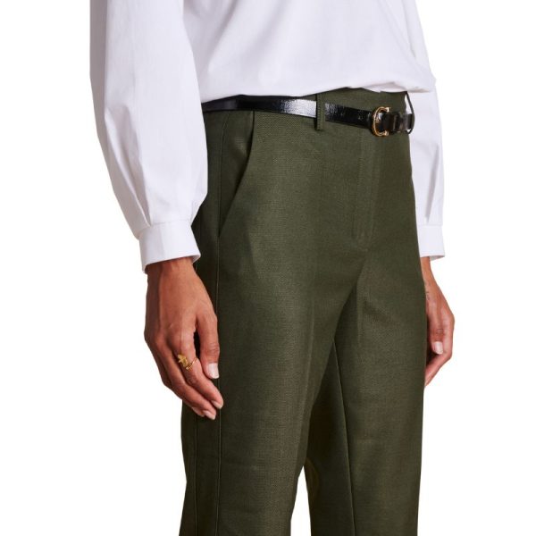 Detalle de la cintura del pantalón verde musgo de mujer con trabillas para cinturón.