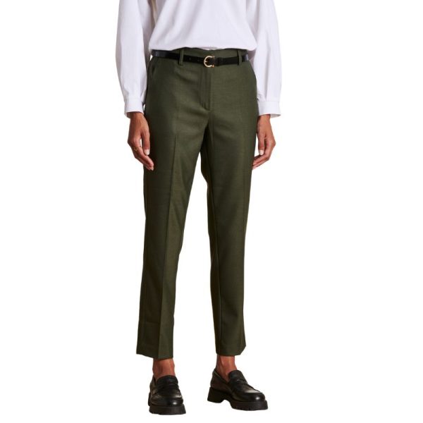Vista lateral de pantalón verde musgo recto para mujer, corte clásico