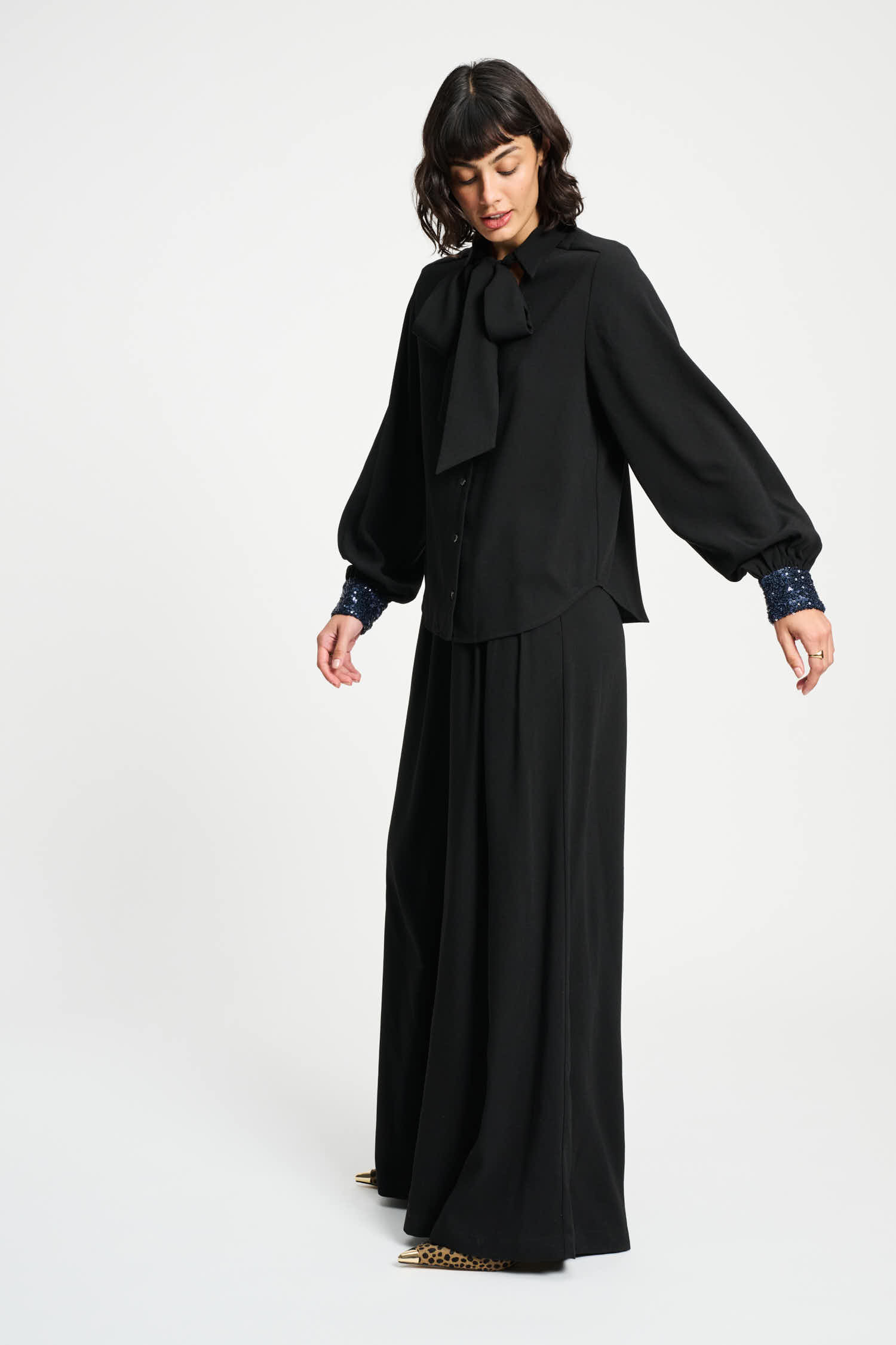 CAMISA NEGRA CON LAZO-POM - Imagen 4